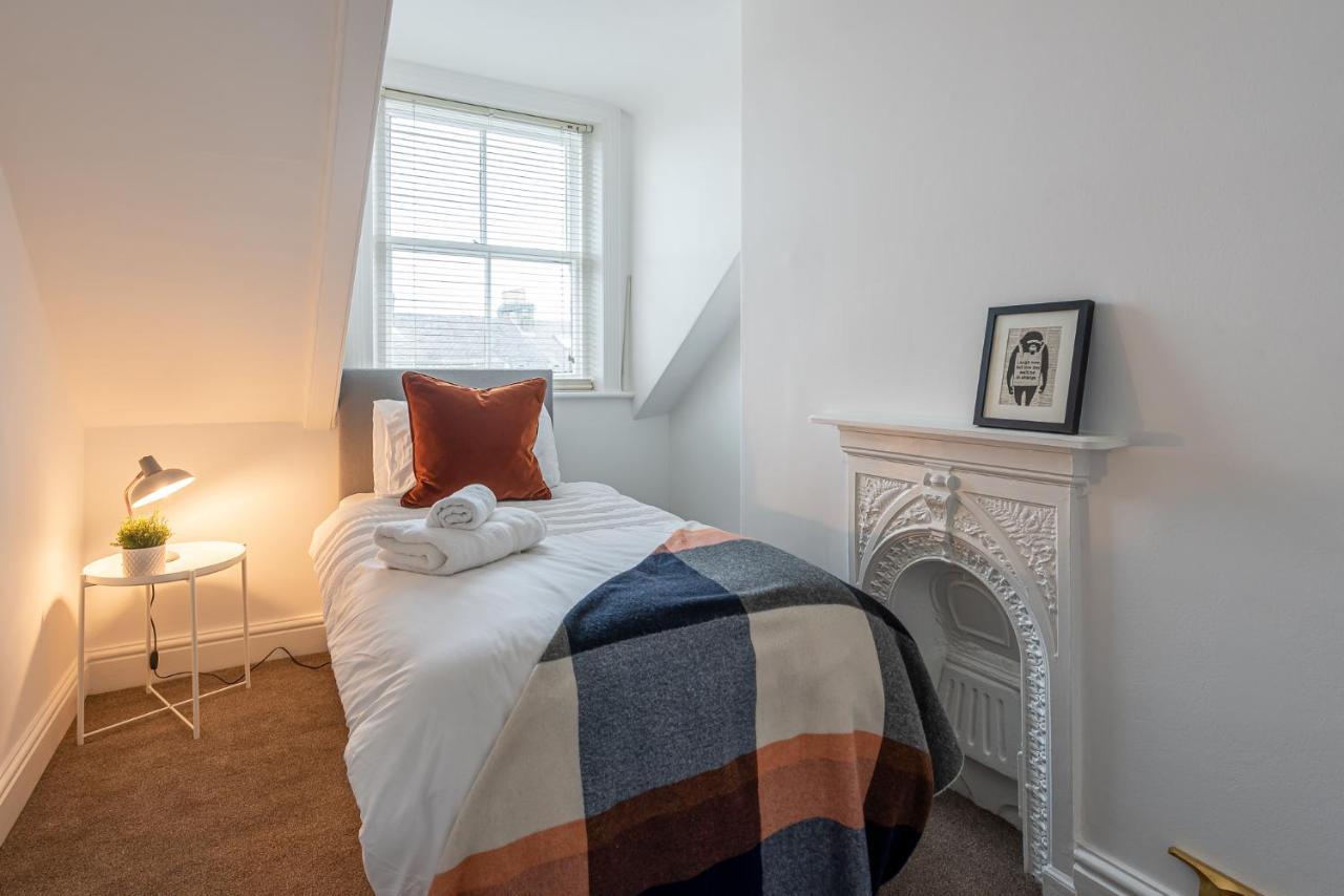 Perfectly Located 4 Storey Townhouse With 2 Parking Spaces In Central Harrogate Eksteriør billede