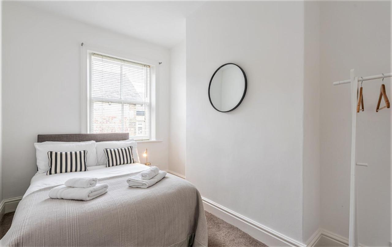 Perfectly Located 4 Storey Townhouse With 2 Parking Spaces In Central Harrogate Eksteriør billede