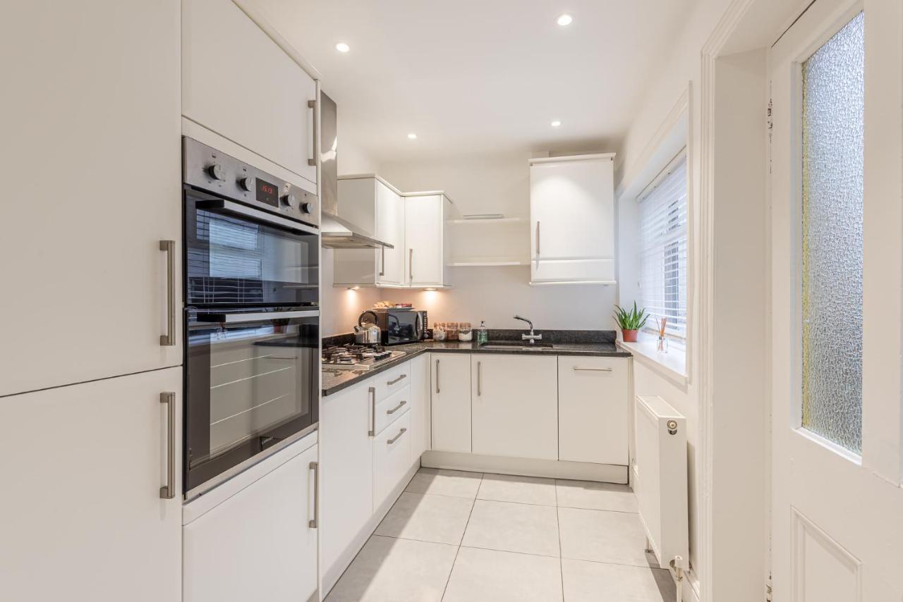 Perfectly Located 4 Storey Townhouse With 2 Parking Spaces In Central Harrogate Eksteriør billede