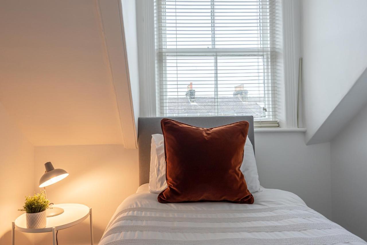 Perfectly Located 4 Storey Townhouse With 2 Parking Spaces In Central Harrogate Eksteriør billede