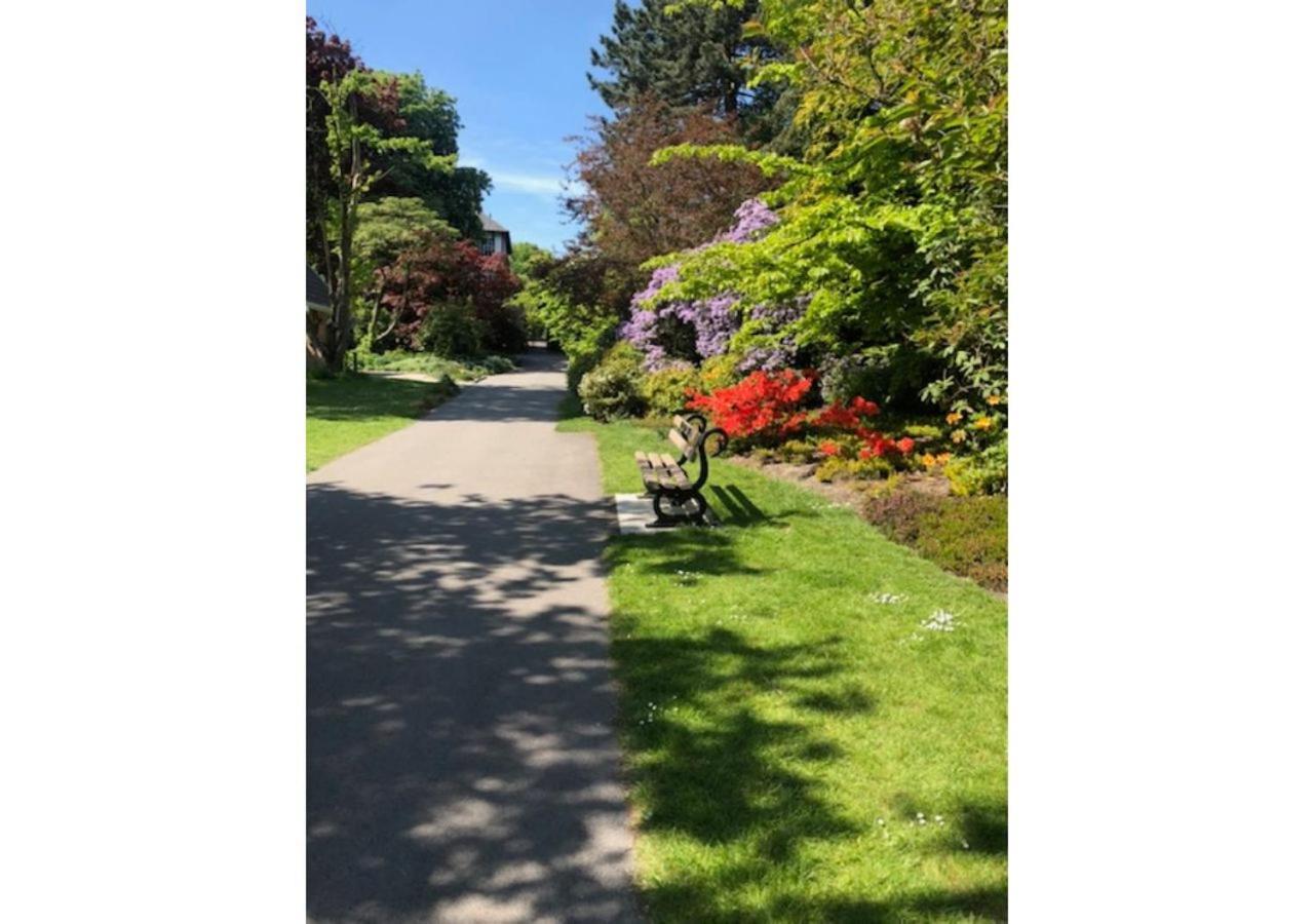 Perfectly Located 4 Storey Townhouse With 2 Parking Spaces In Central Harrogate Eksteriør billede