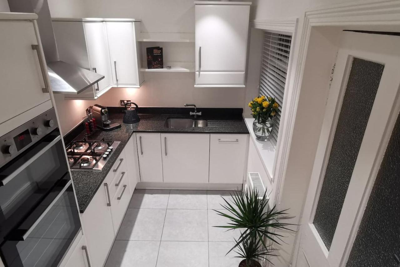Perfectly Located 4 Storey Townhouse With 2 Parking Spaces In Central Harrogate Eksteriør billede