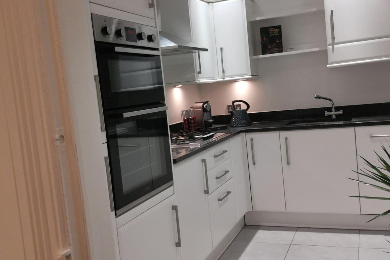 Perfectly Located 4 Storey Townhouse With 2 Parking Spaces In Central Harrogate Eksteriør billede
